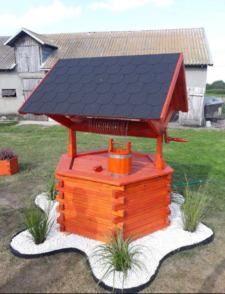 Ozdobne studnie drewniane do ogrodu - architektura ogrodowa